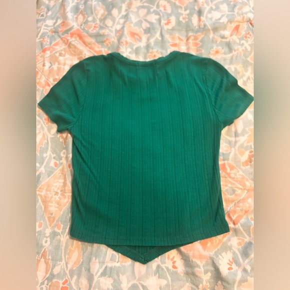 Stylish Green Ribbed Tee - Picture 3 of 4